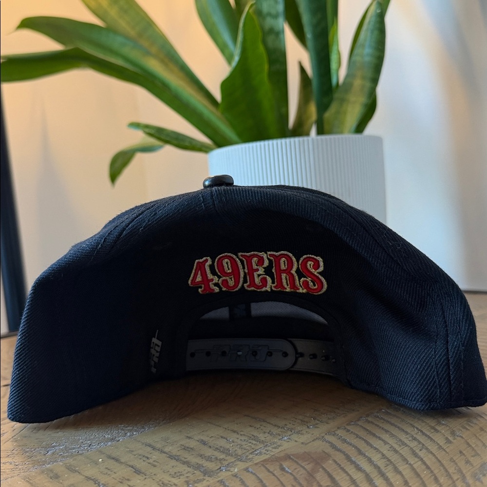 San Francisco 49ers Pro NFL Black Snapback Hat - Picture 3 of 11